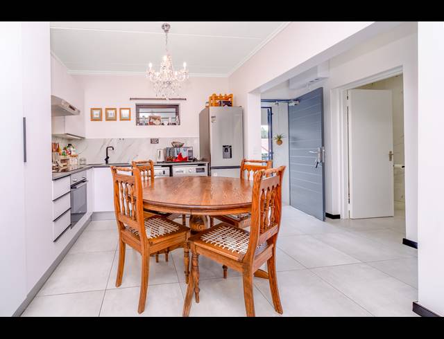 2 BEDROOM APARTMENT FOR SALE IN BRYANSTON